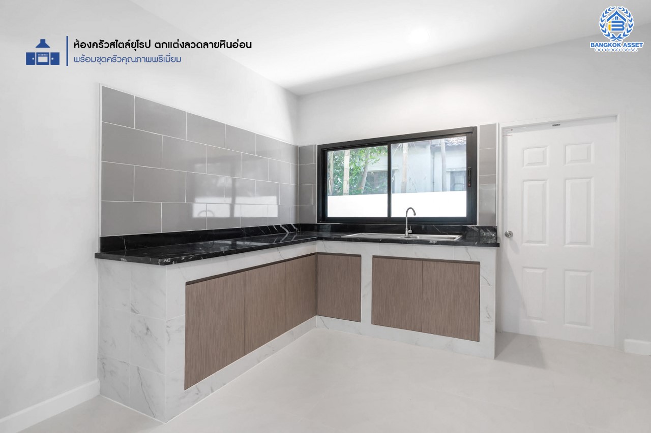 บ้านมือสองตกแต่งใหม่ แบรนด์ LH หลังมุม ดีไซน์สุดหรูหรา เนื้อที่ 121 ตร.ว. ม.ลดาวัลย์ ปิ่นเกล้า-บรมราชชนนี ฟังก์ชันจัดเต็ม 3 ห้องนอน 1 ห้องอเนกประสงค์ชั้นล่าง 3 ห้องน้ำ จอดรถได้ถึง 4 คัน บนพื้นที่ใช้สอยถึง 330 ตร.ม. ทำเลศักยภาพเชื่อมต่อหลายเส้นทาง ใกล้ ม.มหิดล และเซ็นทรัลศาลายา